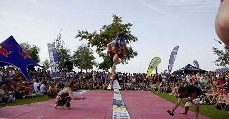 © Lukas Gaechter Slackliner macht einen Salto vor einer Riesen-Menge